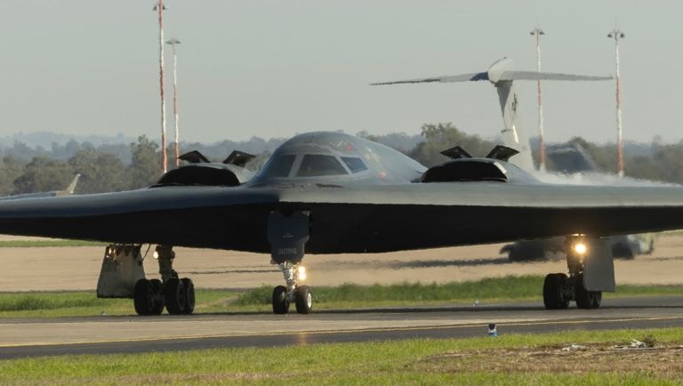 F-35, αεροπλανοφόρα και B-2: Το Πεντάγωνο ενισχύει τη στρατιωτική παρουσία στη Μέση Ανατολή