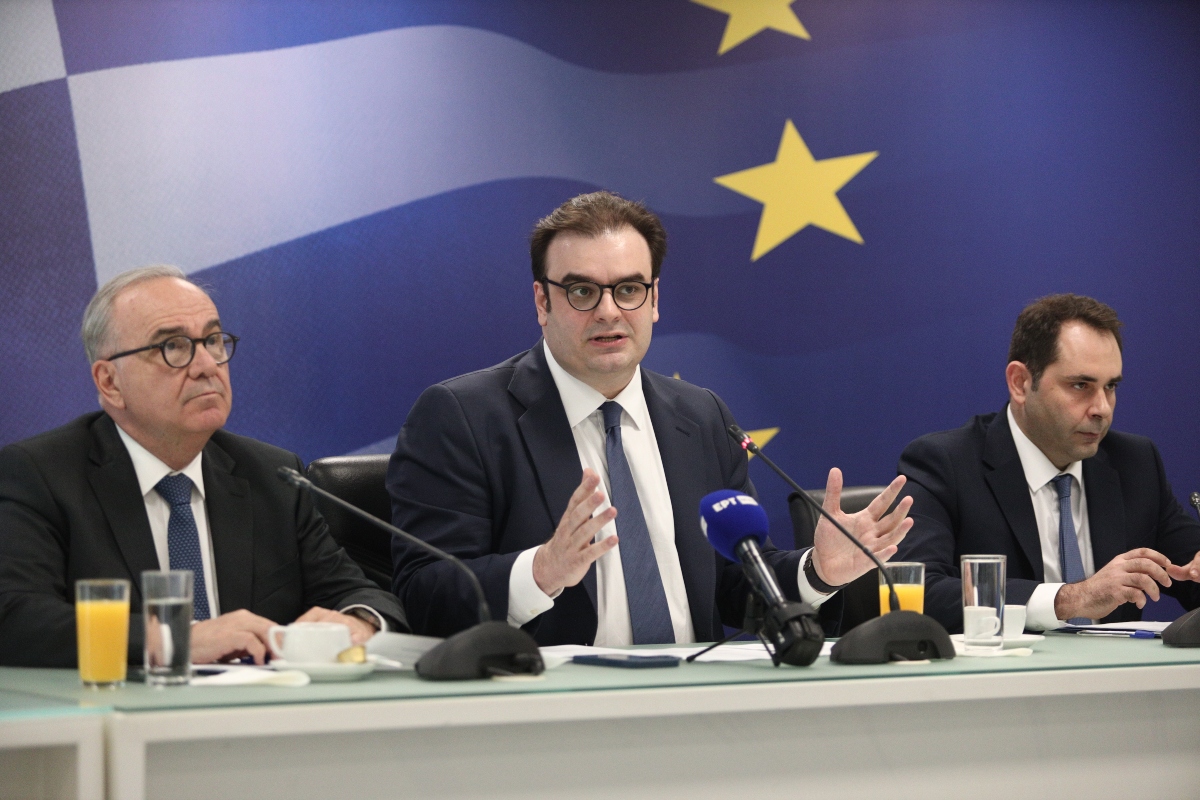 Από τα δημόσια ελλείμματα στην “κάβα” για παροχές