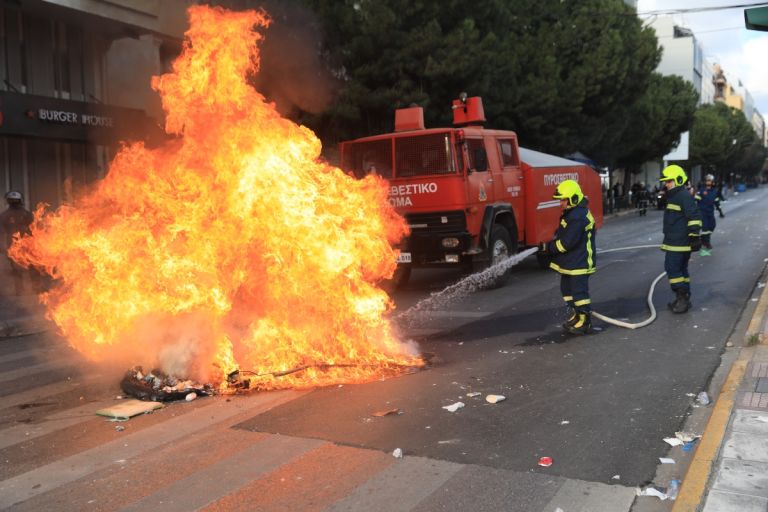 Πάσχα στο Νέο Κόσμο: Μολότοφ, εκρήξεις, επεισόδια και συλλήψεις