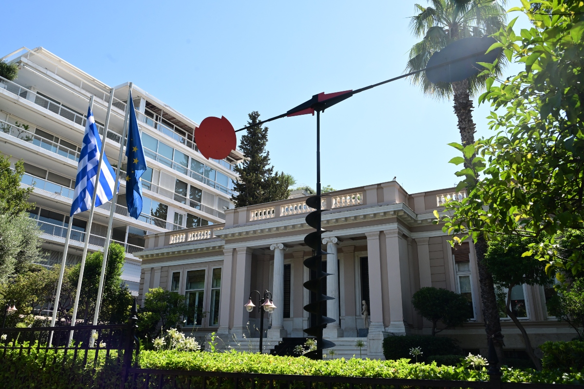 Μαξίμου: Ανησυχία από την κλιμάκωση του εμπορικού πολέμου του Τραμπ στην Κίνα