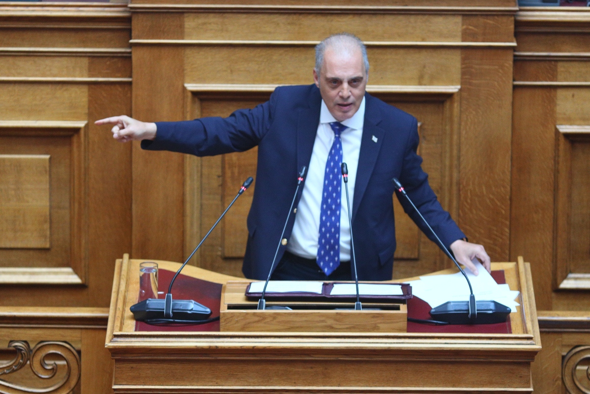 Αναταράξεις στη δεξιά πολυκατοικία
