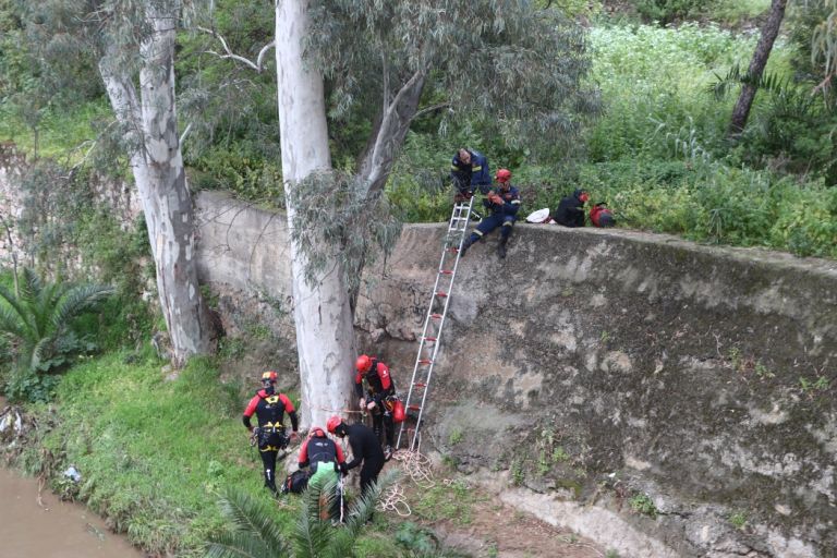 Πατήσια: Εγκλωβίστηκε νεαρό ζευγάρι στο ρέμα του Ποδονίφτη στον Προμπονά -Επιχείρηση διάσωσης