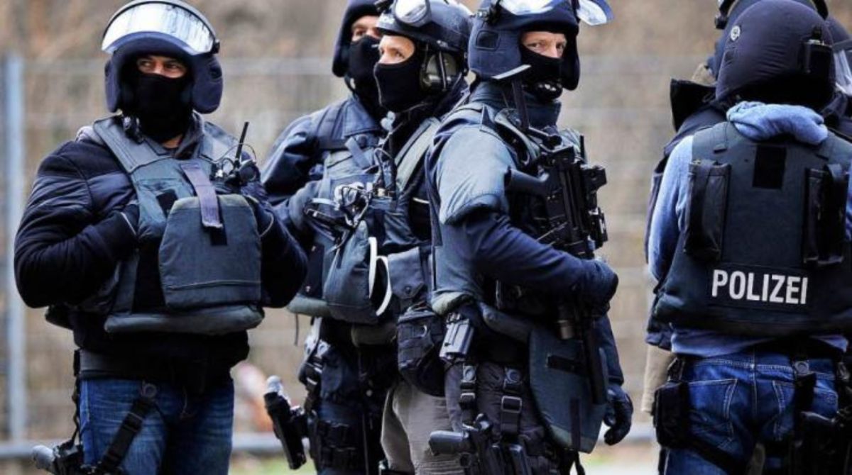 Το συνδικάτο αστυνομικών της Γερμανίας ζητά απαγόρευση όπλων στα ΜΜΜ
