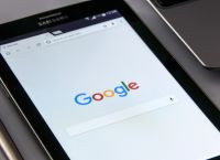 Η Google πληρώνει τη Samsung «τεράστια ποσά»–Στο στόχαστρο των αμερικανικών αρχών για μονοπωλιακές πρακτικές Η Google πληρώνει τη Samsung «τεράστια ποσά»–Στο στόχαστρο των αμερικανικών αρχών για μονοπωλιακές πρακτικές