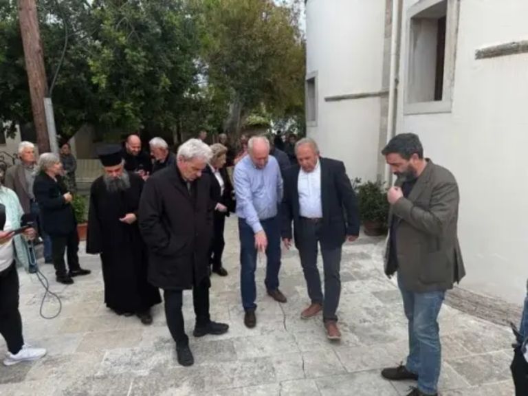 Κρήτη: Εσπευσμένα στις Βούτες για αυτοψία ο Λέκκας μετά τις ρηγματώσεις σε σπίτια και δρόμους