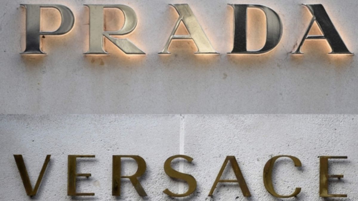 Η Prada εξαγόρασε τον Versace: Το deal των 1,25 δισ. ευρώ
