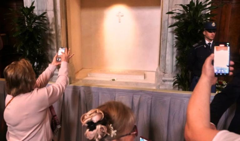 Πάπας Φραγκίσκος: Αυτός είναι ο τάφος του στη Σάντα Μαρία Ματζόρε – Η μοναδική λέξη που γράφει επάνω του