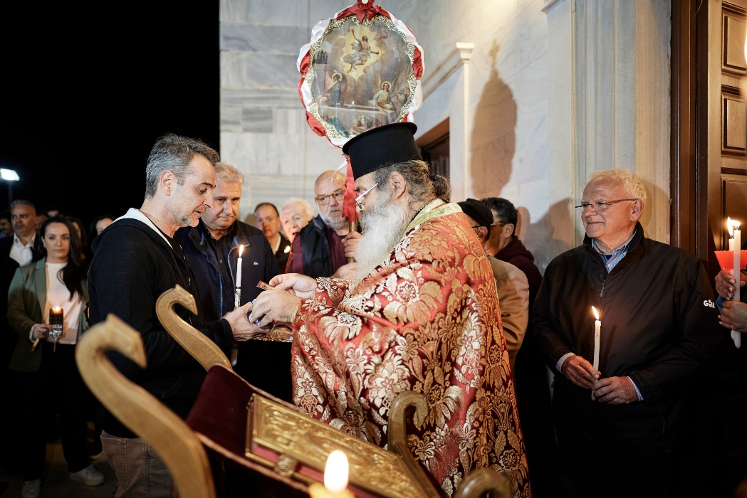 Μητσοτάκης: Στην Αγία Τριάδα Καρδιανή Τήνου παρακολούθησε την Ανάσταση ο πρωθυπουργός