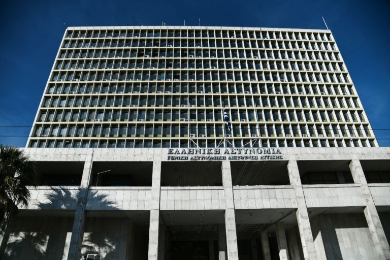 Αυτοπυροβολήθηκε αστυνομικός μέσα στη ΓΑΔΑ – Μεταφέρθηκε στο 401