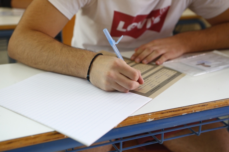 Πανελλήνιες 2025: Πότε ξεκινούν, πότε θα ανακοινωθούν αποτελέσματα και βάσεις – Όσα πρέπει να ξέρετε