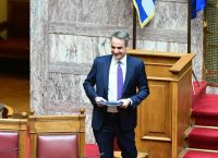 Ο Μητσοτάκης λύνει το στεγαστικό και «κονταίνει» τους δελφίνους Ο Μητσοτάκης λύνει το στεγαστικό και «κονταίνει» τους δελφίνους