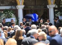 Μητσοτάκης, Καραμανλής, Σαμαράς στην κηδεία του Πέτρου Μολυβιάτη – Καλυμμένη με την ελληνική σημαία η σορός Μητσοτάκης, Καραμανλής, Σαμαράς στην κηδεία του Πέτρου Μολυβιάτη – Καλυμμένη με την ελληνική σημαία η σορός
