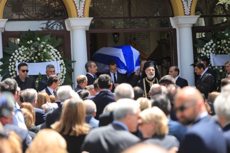 Μητσοτάκης, Καραμανλής, Σαμαράς στην κηδεία του Πέτρου Μολυβιάτη – Καλυμμένη με την ελληνική σημαία η σορός
