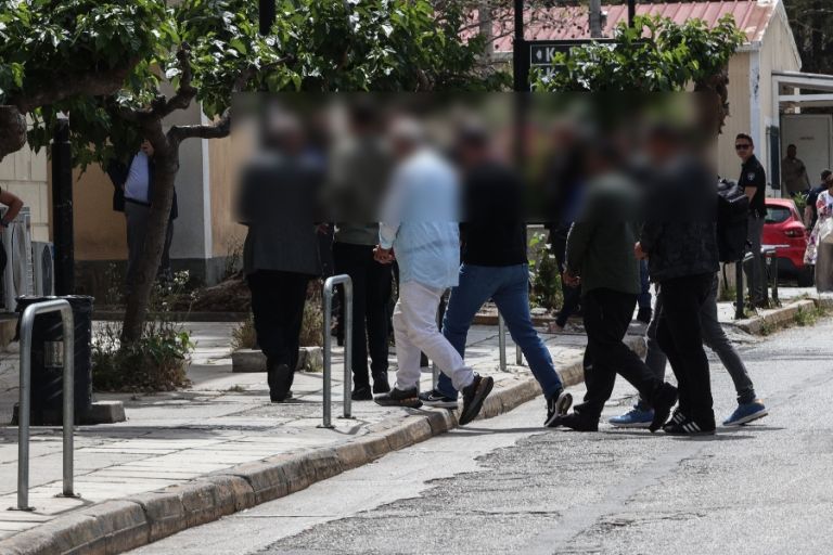 Κτηματολόγιο: Σε αργία έξι δημόσιοι υπάλληλοι -Απολογούνται στον εισαγγελέα οι εννέα κατηγορούμενοι