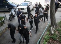 Ελεύθεροι με περιοριστικούς όρους 14 κατηγορούμενοι μέλη εγκληματικής ακροδεξιάς οργάνωσης στη Θεσσαλονίκη Ελεύθεροι με περιοριστικούς όρους 14 κατηγορούμενοι μέλη εγκληματικής ακροδεξιάς οργάνωσης στη Θεσσαλονίκη