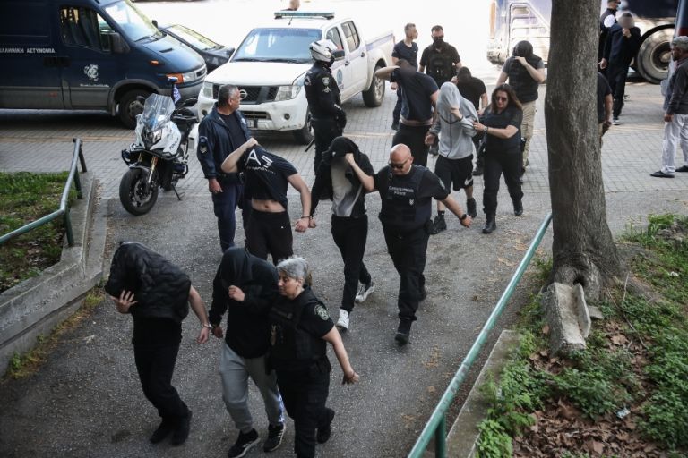Ελεύθεροι με περιοριστικούς όρους 14 κατηγορούμενοι μέλη εγκληματικής ακροδεξιάς οργάνωσης στη Θεσσαλονίκη