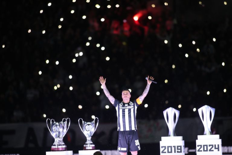 Ξεχωριστό «αντίο» στον ποδοσφαιριστή Βιεϊρίνια από τον κόσμο και την ομάδα του ΠΑΟΚ