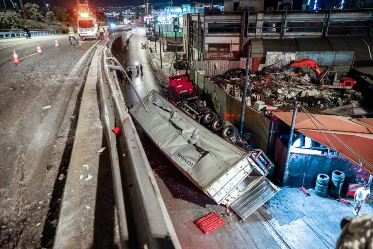 Πώς έπεσε το φορτηγό από γέφυρα της Π.Ράλλη στη Θηβών-Αν είχα καθυστερήσει δευτερόλεπτα, θα έπεφτε πάνω μου