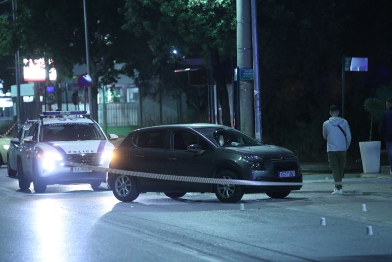 Απόπειρα δολοφονίας στα Άνω Λιόσια: «Γάζωσαν» με καλάσνικοφ πολυτελές ΙΧ – Γλίτωσε «κεφάλι» της Greek Mafia