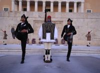 Εύζωνες με ποντιακή φορεσιά προκάλεσαν ρίγη συγκίνησης στον Άγνωστο Στρατιώτη για τη Γενοκτονία των Ποντίων Εύζωνες με ποντιακή φορεσιά προκάλεσαν ρίγη συγκίνησης στον Άγνωστο Στρατιώτη για τη Γενοκτονία των Ποντίων