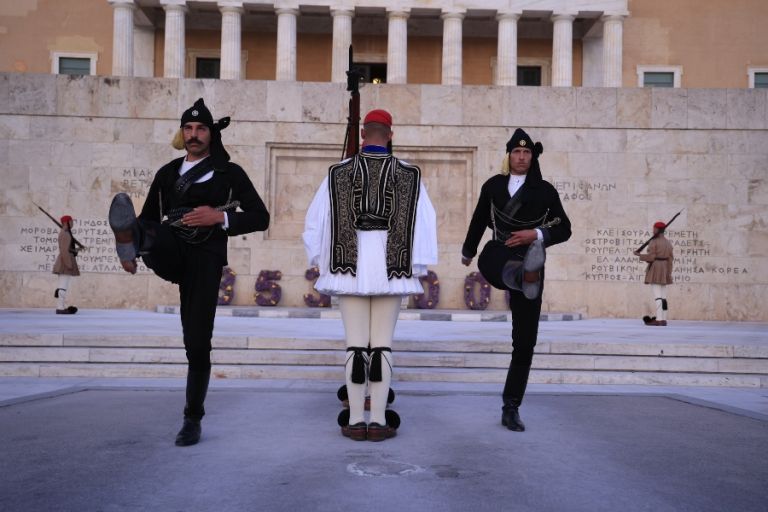 Εύζωνες με ποντιακή φορεσιά προκάλεσαν ρίγη συγκίνησης στον Άγνωστο Στρατιώτη για τη Γενοκτονία των Ποντίων