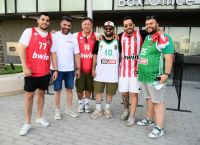 Euroleague: Οπαδοί του Ολυμπιακού και του Παναθηναϊκού μαζί έξω από το γήπεδο Euroleague: Οπαδοί του Ολυμπιακού και του Παναθηναϊκού μαζί έξω από το γήπεδο