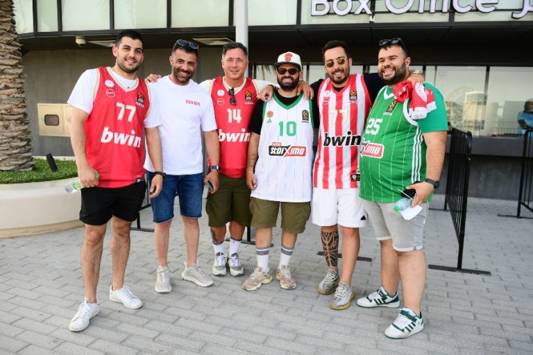 Euroleague: Οπαδοί του Ολυμπιακού και του Παναθηναϊκού μαζί έξω από το γήπεδο