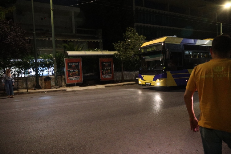 Χαλάνδρι:Αυτοκίνητο έπεσε σε στάση λεωφορείου παρασύροντας κόσμο-“Σκοτώστε με, μαχαιρώστε με” φώναζε ο οδηγός