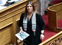 Κωνσταντοπούλου: Στη Βουλή με παλαιστινιακή μαντίλα [pics]