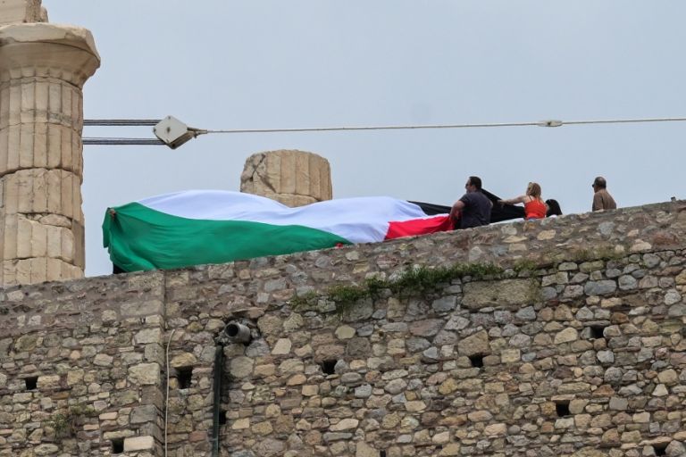 Προσήχθησαν 12 άτομα από την Ακρόπολη – Προσπάθησαν να υψώσουν σημαία της Παλαιστίνης