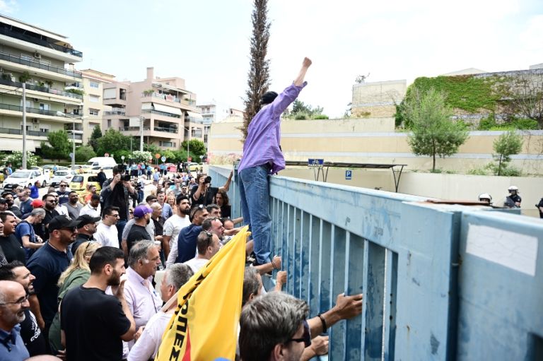 Απεργία ταξί: Στα κάγκελα έξω από το υπουργείο Μεταφορών οι οδηγοί-Τι λέει το υπουργείο