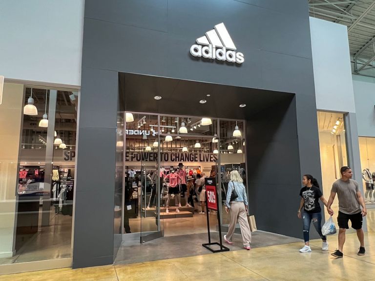 Η Adidas αυξάνει τις τιμές όλων των προϊόντων της στις ΗΠΑ λόγω δασμών Τραμπ