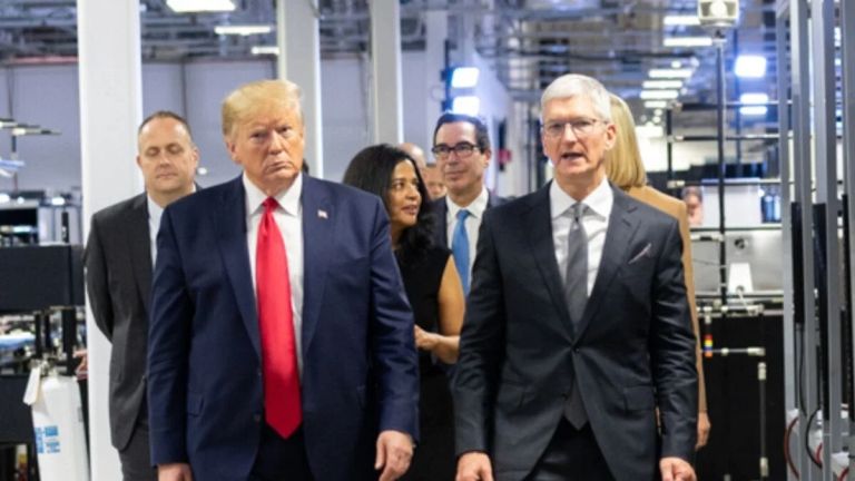 Τραμπ vs Κουκ: Γιατί η Apple δεν θα ενδώσει στο bullying του Λευκού Οίκου