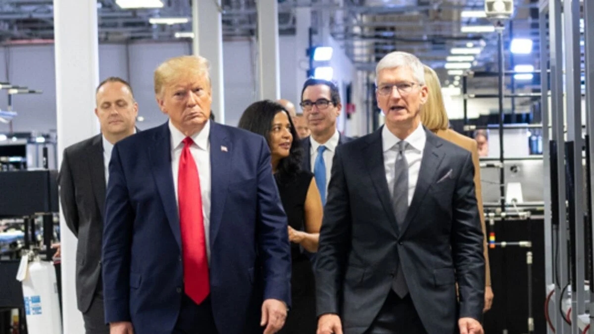 Τραμπ vs Κουκ: Γιατί η Apple δεν θα ενδώσει στο bullying του Λευκού Οίκου