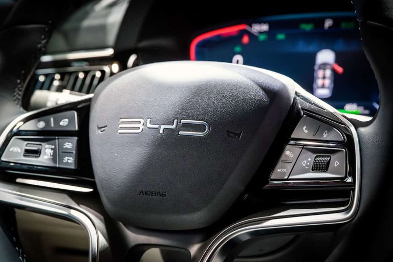 Την «σκόνη» των Κινέζων τρώει η Tesla – Εκτίναξη ρεκόρ για τη μετοχή της BYD