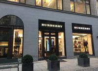 Η Burberry απολύει περίπου το 20% του παγκόσμιου εργατικού δυναμικού Η Burberry απολύει περίπου το 20% του παγκόσμιου εργατικού δυναμικού