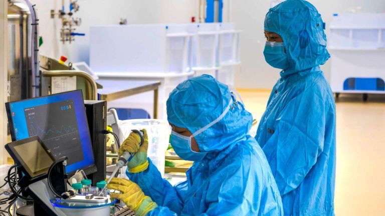 Η Κίνα «αντεπιτίθεται» και υπονοεί ότι η Covid-19 προήλθε από τις ΗΠΑ
