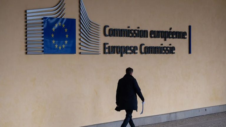 Κομισιόν: Στην Ελλάδα άλλα €3,13 δισ. – «Αξιοσημείωτη πρόοδος»