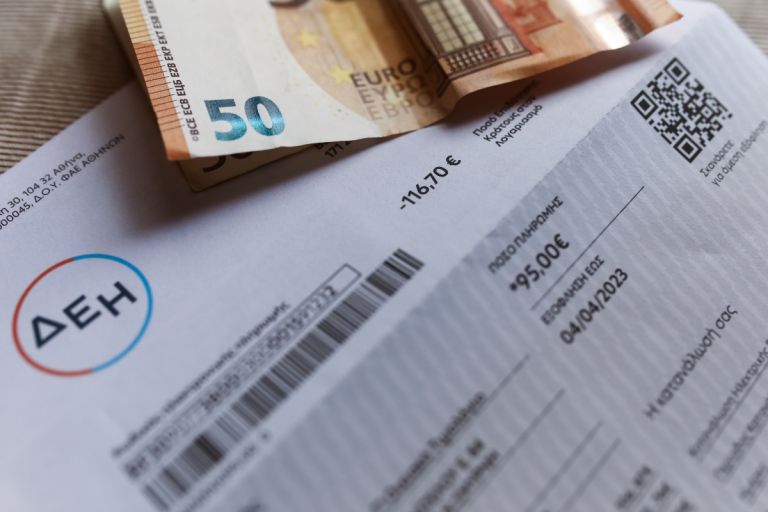 ΔΕΗ: H ΡΑΑΕΥ παρεμβαίνει στην πολιτική των προμηθευτών – Τι λέει για την χρωματική σήμανση των τιμολογίων