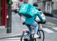 Mega deal στο online delivery: Η Deliveroo εξαγοράζεται έναντι $3,9 δισ. από τη DoorDash Mega deal στο online delivery: Η Deliveroo εξαγοράζεται έναντι $3,9 δισ. από τη DoorDash