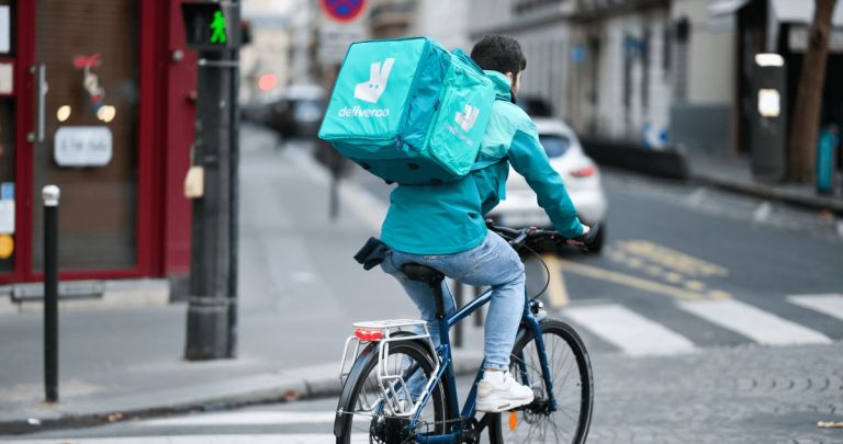 Mega deal στο online delivery: Η Deliveroo εξαγοράζεται έναντι $3,9 δισ. από τη DoorDash