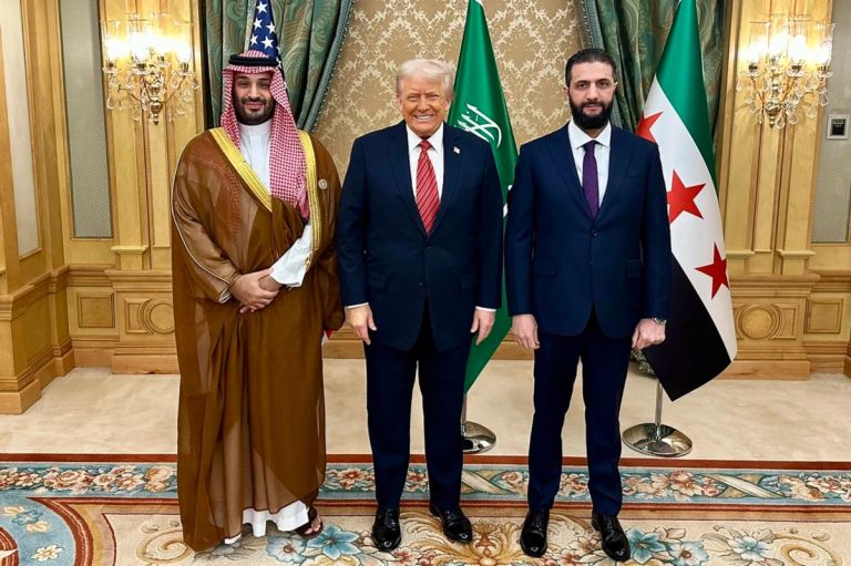 Σε θερμό κλίμα η συνάντηση Trump – Al Sharaa – Συνομιλίες με bin Salman και Erdogan