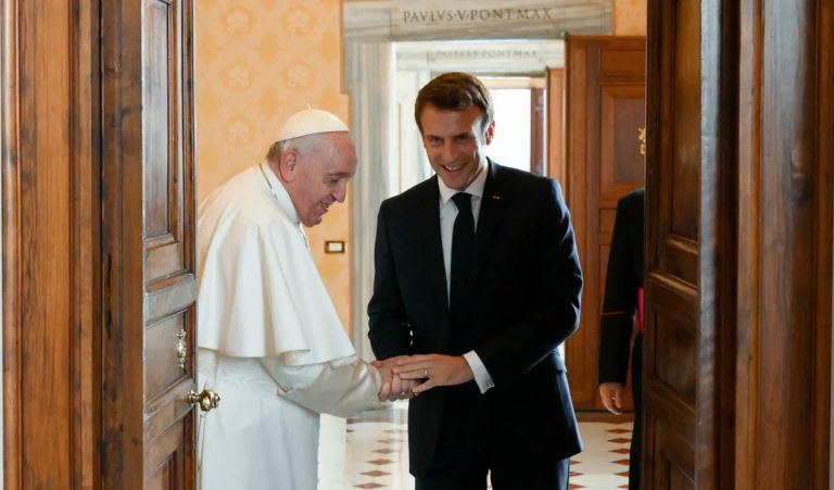 Προσπαθεί ο Μακρόν να επηρεάσει το ποιος θα εκλεγεί Πάπας;