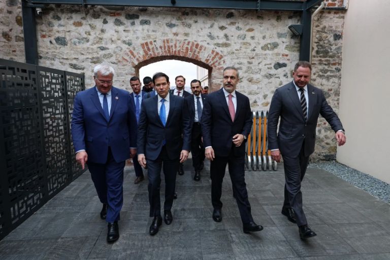 Ο Φιντάν στη Ρωσία, καθώς ο Τραμπ κατηγορεί τον Πούτιν για «άσκοπες» δολοφονίες στην Ουκρανία