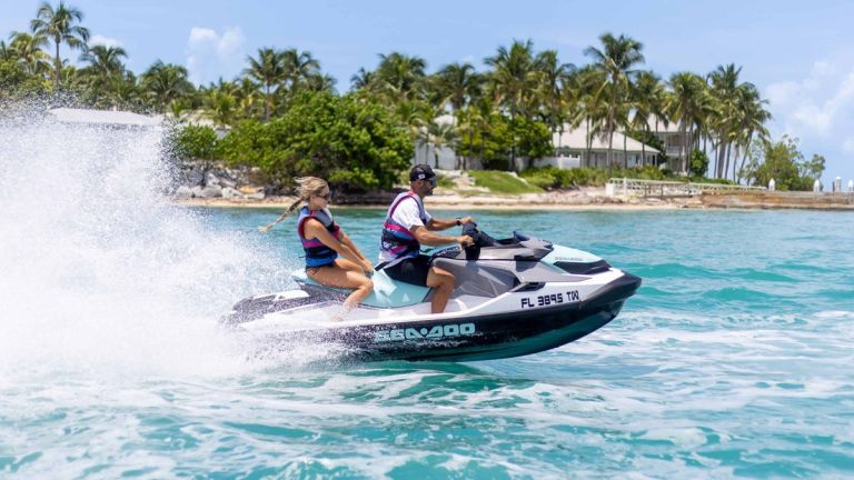 Αττική: Απαγορεύονται jet ski και θαλάσσια σπορ σε συγκεκριμένες παραλίες