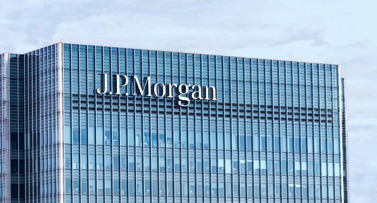 JP Morgan: Ξεπέρασαν τις εκτιμήσεις τα κέρδη των ελληνικών τραπεζών – Παραμένει η σύσταση Overweight