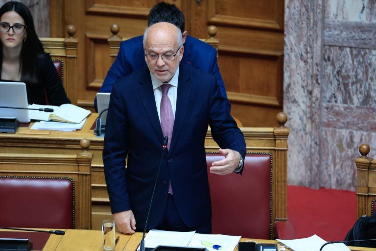 Δεν κοπάζουν οι αντιδράσεις για την “τροπολογία της νύχτας” – Στο στόχαστρο ο Φλωρίδης