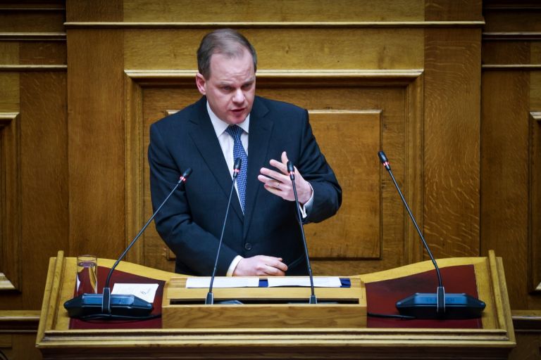 Πώς αντιμετωπίζει το Μαξίμου την περίπτωση Καραμανλή