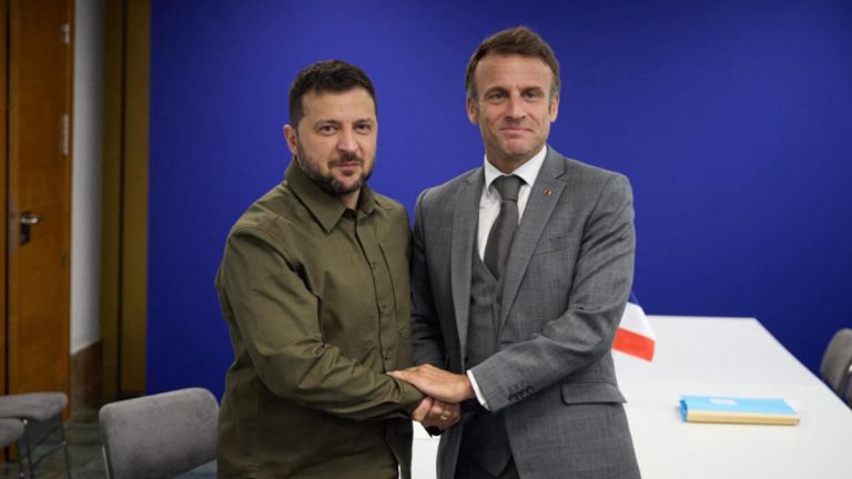 Γιατί το χαρτομάντιλο του Macron κι το ανάποδο παντελόνι Zelensky είναι σημάδια τρομερής παγκόσμιας κρίσης
