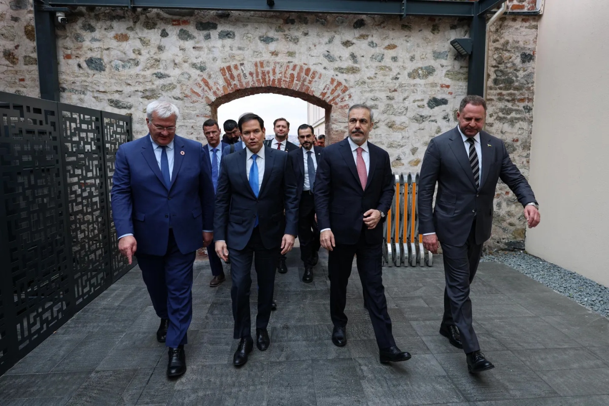 Ο Φιντάν στη Ρωσία, καθώς ο Τραμπ κατηγορεί τον Πούτιν για «άσκοπες» δολοφονίες στην Ουκρανία